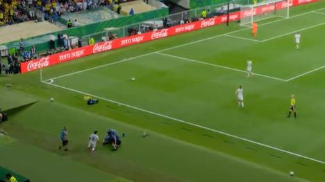Im WM-Spiel gegen Kolumbien räumt Usbekistan-Verteidiger Abdukodir Khusanov erst Bayern-Star Luis Díaz und dann auch noch den Kameramann spektakulär ab.