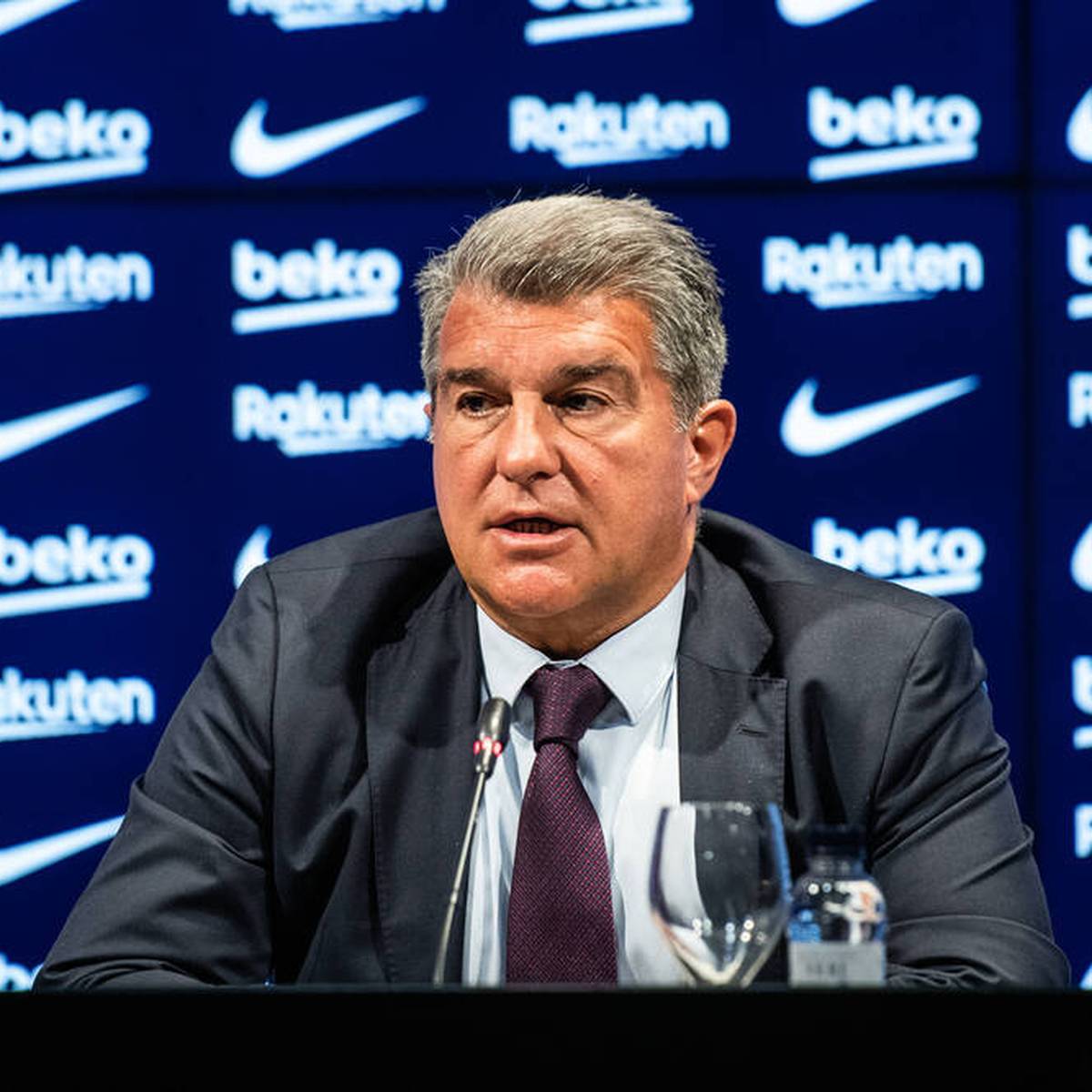 Barcelona-Boss hat PSG für die Vertragsverlängerung mit Kylian Mbappé hart kritisiert. Dieser Deal verzerre den Markt.