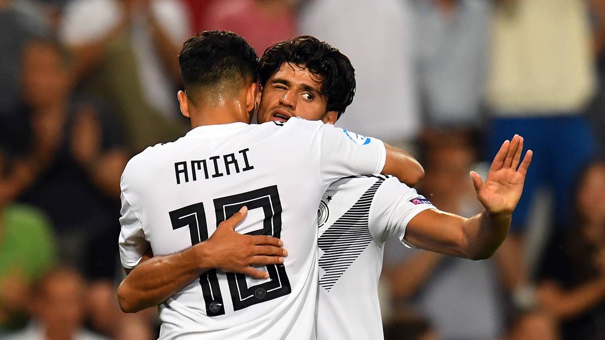 Dahoud will in der kommenden Saison in Dortmund noch einmal angreifen. Gute Leistungen bei der U21-EM könnten ihm dabei helfen. Sollte er sich in der Vorbereitung aber nicht in den Vordergrund spielen können, ist wohl auch ein Wechsel eine Option