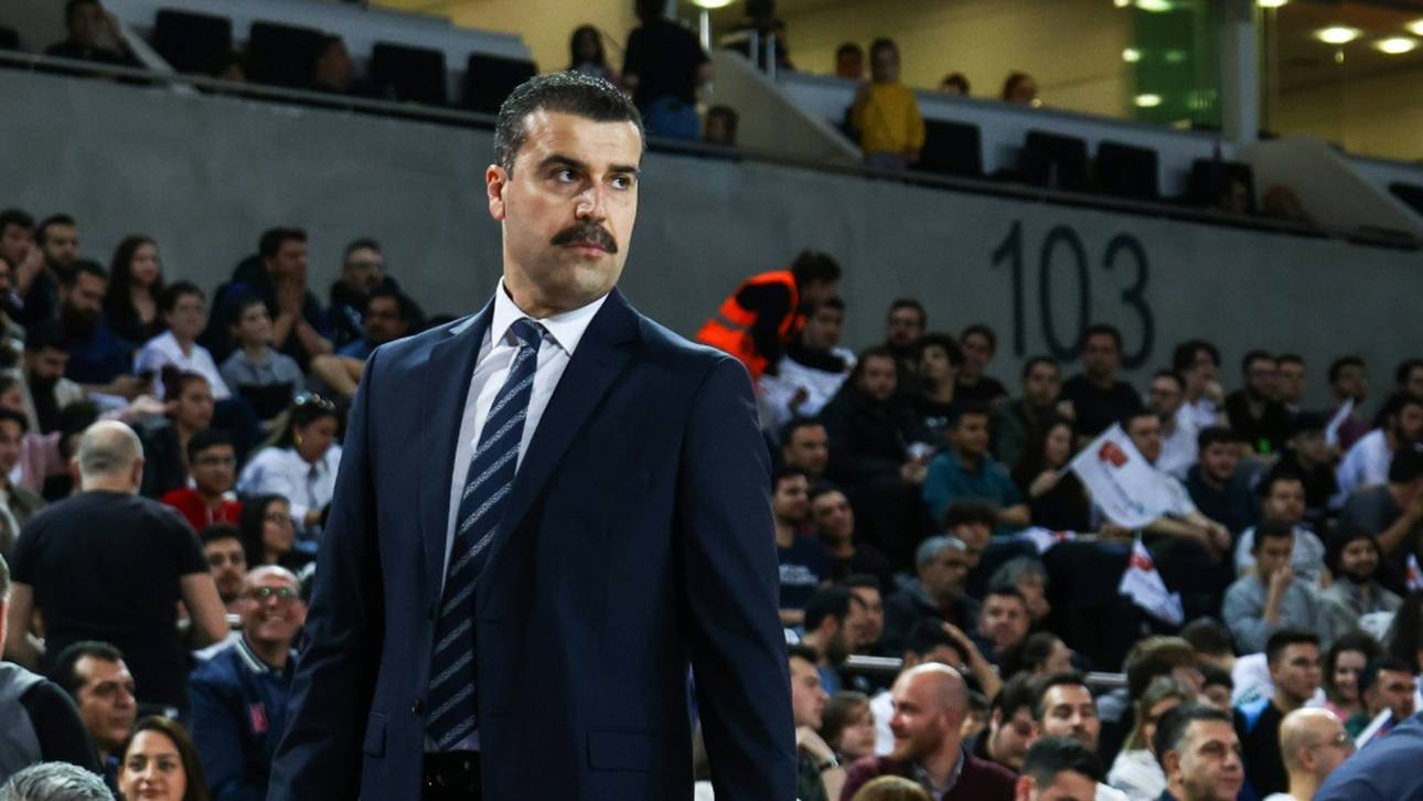 Streit! Trainer kracht in Frontscheibe