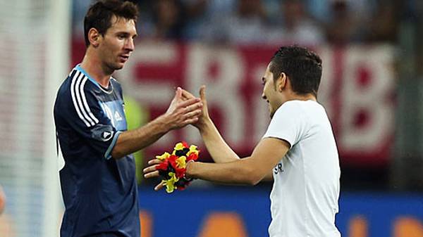 Im Freundschaftsspiel zwischen Deutschland und Argentinien 2012 in Frankfurt holt sich dieser Fan einen Handshake mit Superstar Lionel Messi ab