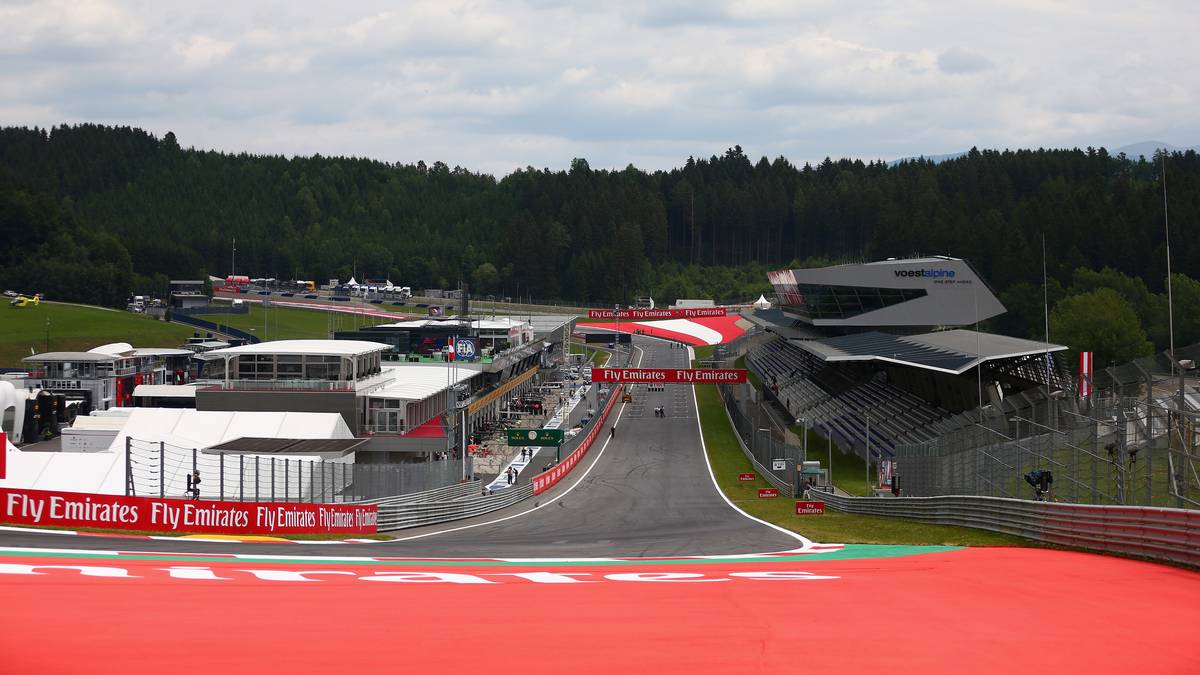 SPIELBERG/ÖSTERREICH, 3. Juli:  Nach dem Europa-GP schaut die Formel 1 auch geografisch gesehen wieder in Europa vorbei. Beim Red-Bull-Heimspiel siegt 2015 Nico Rosberg vor Lewis Hamilton