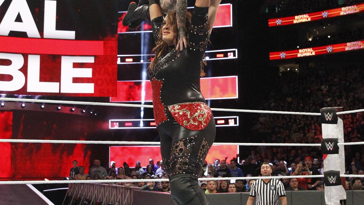 An ihr müssen die anderen 29 erstmal vorbei: Nia Jax, schwerste und stärkste Teilnehmerhin und scheinbar auf dem Weg zum Sieg