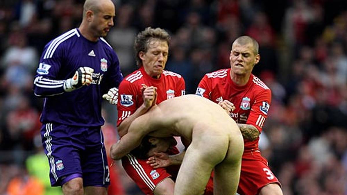 Mit vereinten Kräften räumen die damaligen Liverpooler Pepe Reina, Martin Skrtel und Lucas diesen Flitzer vom Platz