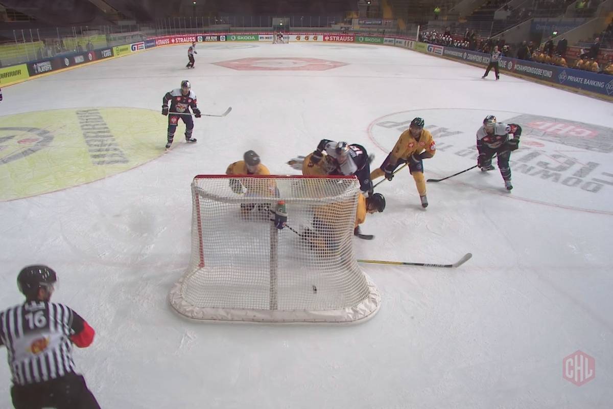 Der Traum vom ersten Triumph einer deutschen Mannschaft in der Champions Hockey League lebt weiter! Der EHC Red Bull München zieht durch einen 2:1-Sieg gegen Lukko Rauma ins Halbfinale ein.