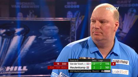 Vincent van der Voort ist schon mit einem Bein ausgeschieden, dann startet "The Dutch Destroyer" eine Aufholjagd und siegt im Entscheidungsleg. 