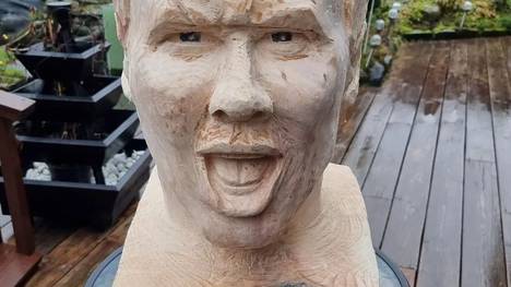 Der norwegische Künstler Kjetil Barane baut gerade eine Holz-Statue von Erling Haaland. Die Umsetzung gefällt aber nicht jedem Fan. Die Skulptur sorgt für Hohn und Spott in den sozialen Medien.