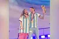 Argentiniens Feierlichkeiten nach dem WM-Triumph gehen weiter: Nun kam Mittelfeldstar Rodrigo de Paul auf dem Konzert seiner Partnerin Martina Stoessel mit dem Pokal auf die Bühne.