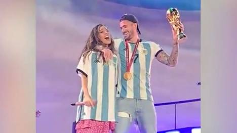 Argentiniens Feierlichkeiten nach dem WM-Triumph gehen weiter: Nun kam Mittelfeldstar Rodrigo de Paul auf dem Konzert seiner Partnerin Martina Stoessel mit dem Pokal auf die Bühne.