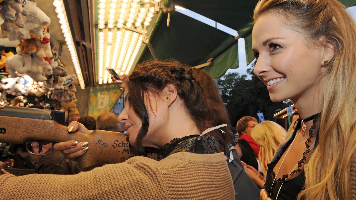 Lina Meyer, Freundin von Fußballprofi Joshua Kimmich (l) und Lisa, Ehefrau von Torwart Sven Ulreich versuchen sich beim Dosenschießen