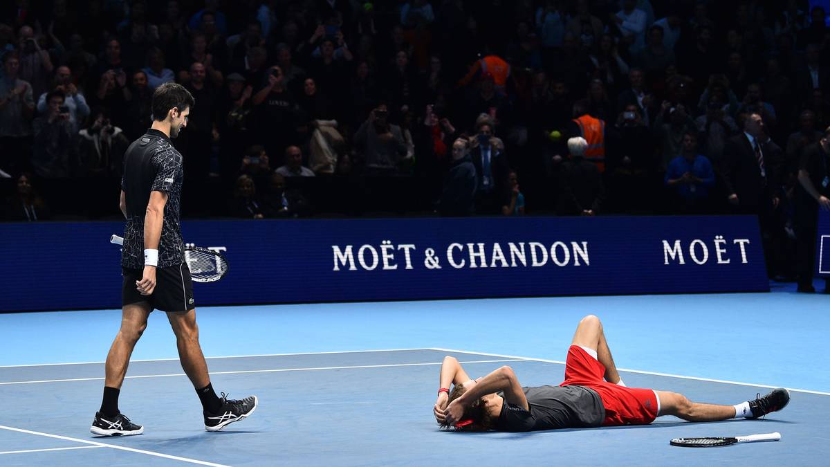 Alexander Zverev sank nach seinem Sieg über Novak Djokovic überwältigt zu Boden