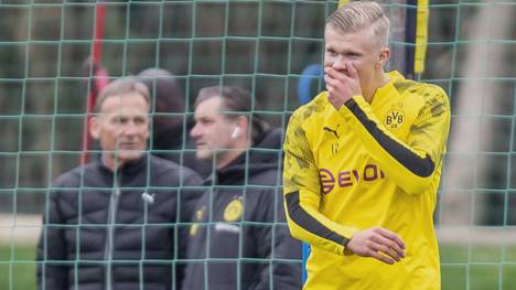 Der BVB-Geschäftsführer sieht noch Entwicklungspotenzial bei seinem Torjäger und rät ihm von einem vorzeitigen Wechsel ab.