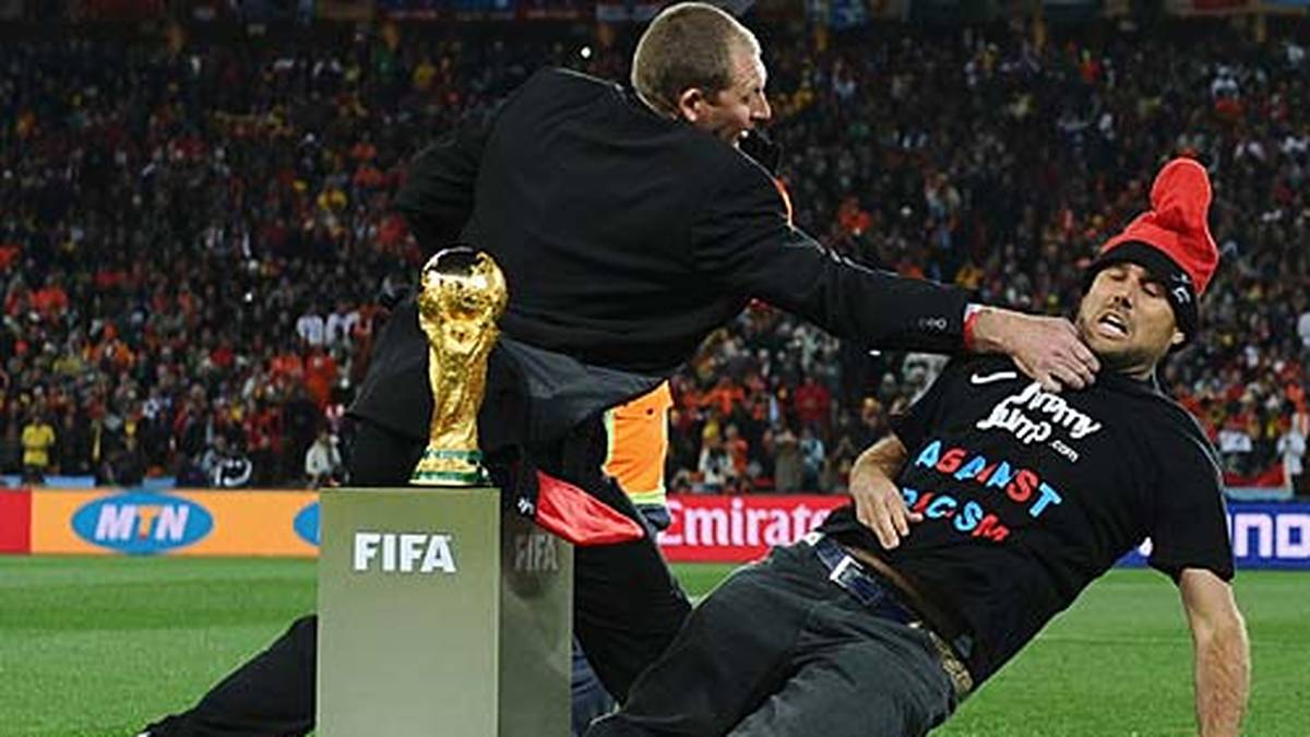 Ganz nah dran am WM-Pokal ist Dauerflitzer "Jimmy Jump" vor dem WM-Finale 2010 in Johannesburg