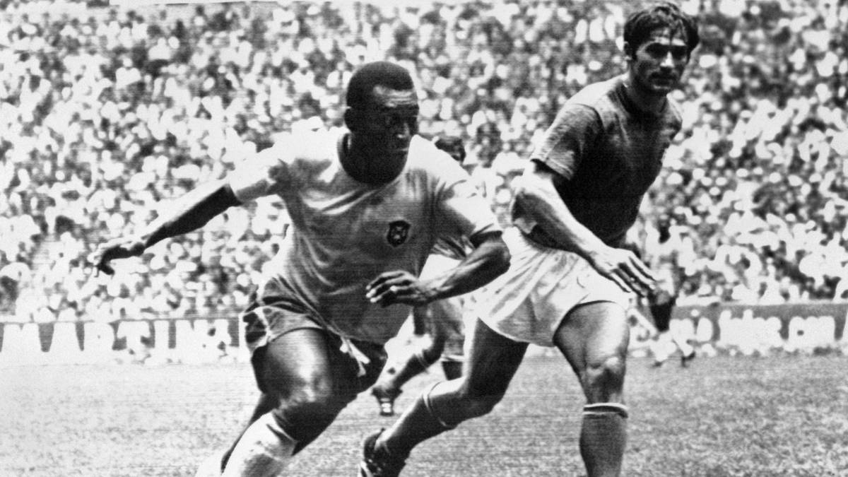 PLATZ 3 - PELÉ: Für viele der GOAT, für die SPORT1-User reicht es für Pelé (li.) gerade noch fürs Treppchen. Der Brasilianer holte drei WM-Titel mit Brasilien. Spielte den Großteil seiner Karriere in der Heimat beim FC Santos. Dort wurde er unter anderem sechsmal Meister
