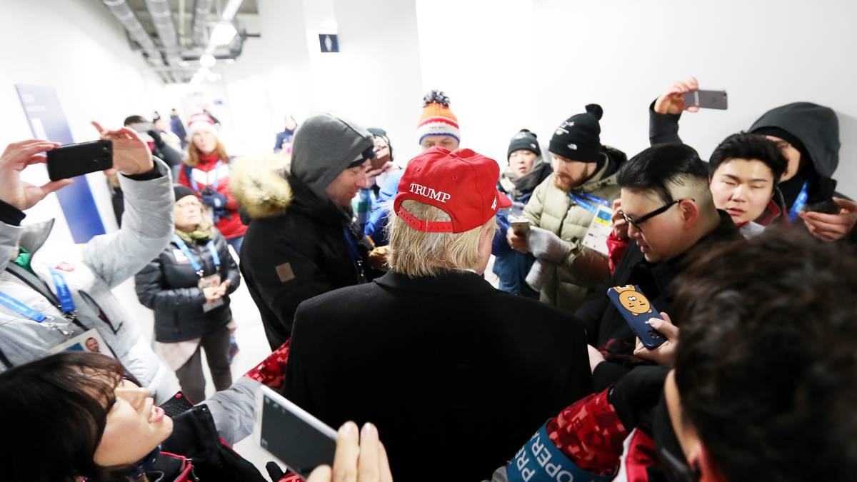 Die beiden verbrüdern sich auf der Tribüne, winken den einlaufenden Sportlern einträchtig zu - und können sich vor Selfie-Anfragen und Schulterklopfern kaum retten. Dann ist der Spaß aber beendet - beide werden von der Zeremonie entfernt und aus dem Stadion geworfen