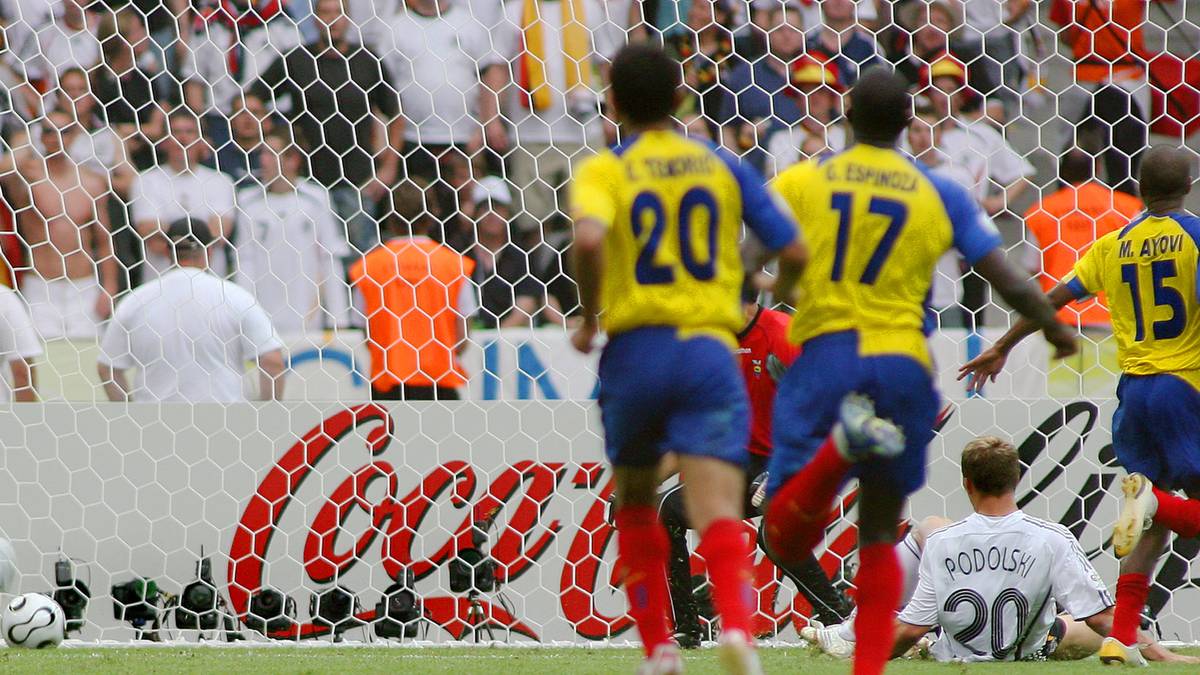 Im Gruppenspiel gegen Ecuador (3:0) erzielt Podolski seinen ersten WM-Treffer, im Achtelfinale glänzt er per Doppelpack und wird zum Matchwinner gegen gegen Schweden. Am Ende wird er vor Lionel Messi zum besten Nachwuchsspieler der WM gewählt
