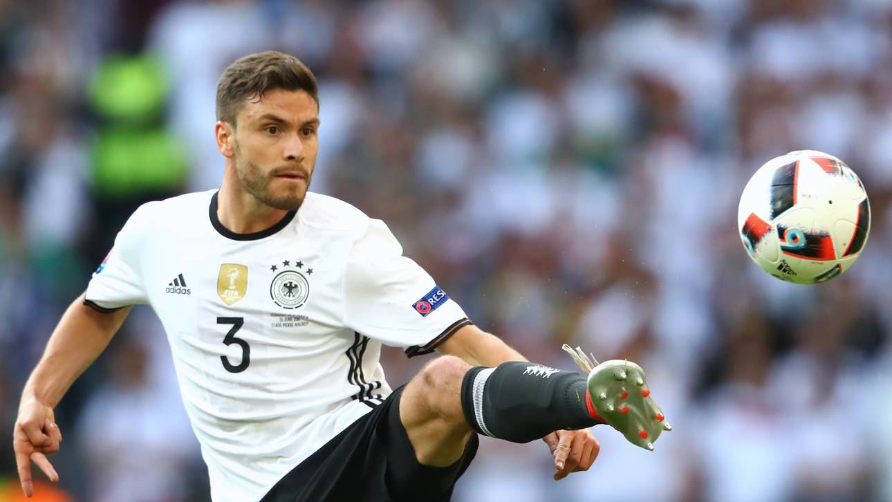 Elfmeter-Held Hector heiß begehrt