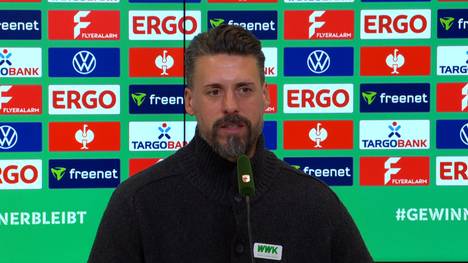 Sandro Wagner musste mit dem FCA die nächste Niederlage einstecken. Aber auch das blamable Pokal-Aus gegen den Zweitligisten VfL Bochum nur drei Tage nach dem 0:6-Debakel in der Bundesliga gegen RB Leipzig erschütterte nicht das Selbstbewusstsein des Trainers. 