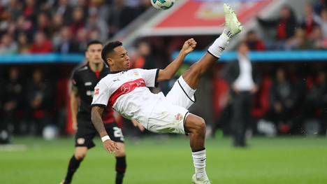 Bundesliga: VfB Stuttgart gegen Hoffenheim mit Dennis Aogo, Dennis Aogo (vorne) steht beim VfB Stuttgart vor seinem Comeback
