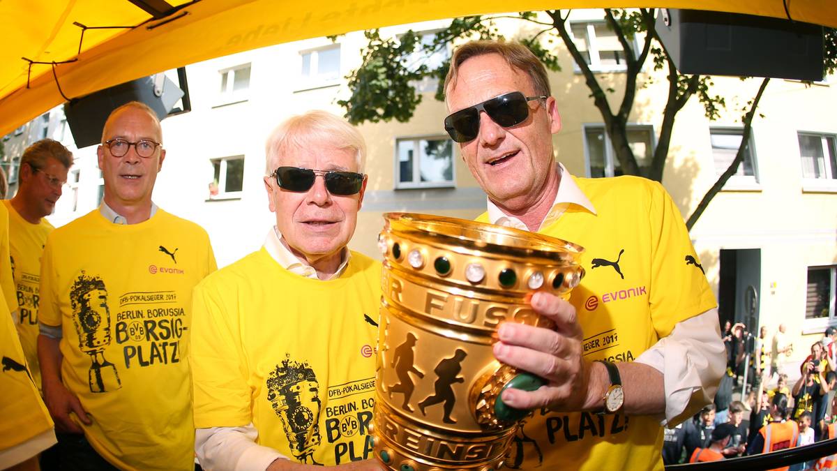 Die Bosse, Geschäftsführer Hans-Joachim Watzke und Präsident Dr. Reinhard Rauball, lassen sich mit dem Pokal ablichten