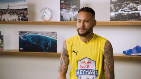Neymar hat sich ausführlich über seine Karriere, Ziele und Vorbilder geäußert. Zudem überraschte er, indem er einen seiner aktuellen Mitspieler mit Xavi und Iniesta verglich.