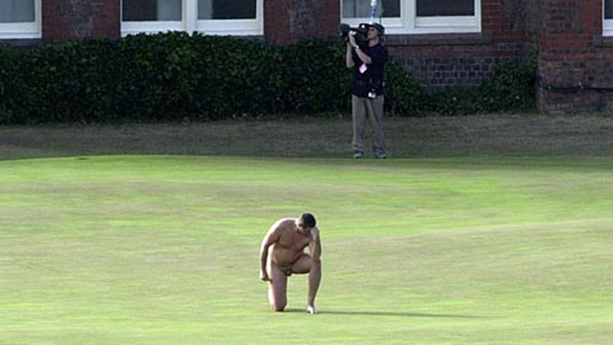 Mit Stil wird beim Golf geflitzt: Dieser Fan imitiert bei der Open Golf Championship 2001 die Plastik "Der Denker" von Auguste Rodin aus dem 19. Jahrhundert