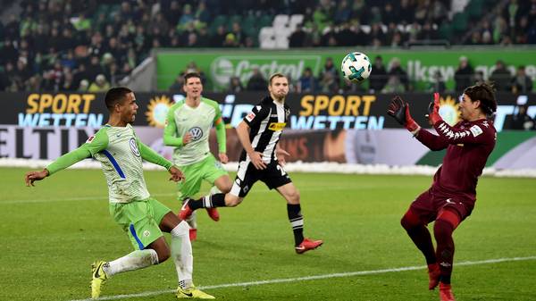 Daniel Didavi (l.) trifft nach raffinierter Vorarbeit von Yunus Malli zum 2:0 für den VfL Wolfsburg