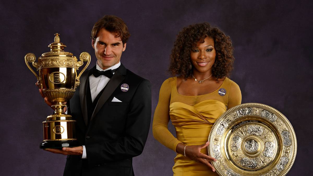 Wimbledon 2012: Dieser Titel sollte der vorerst letzte in der großen Sammlung des "Maestros" werden. Gemeinsam mit Damen-Siegerin Serena Williams präsentierte er im Anschluss die Siegertrophäe