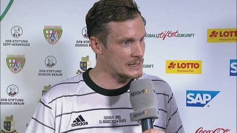 HSV-Präsident Marcell Jansen spricht beim Benefizspiel für die Flutopfer über die Hamburger Aufstiegschancen. 