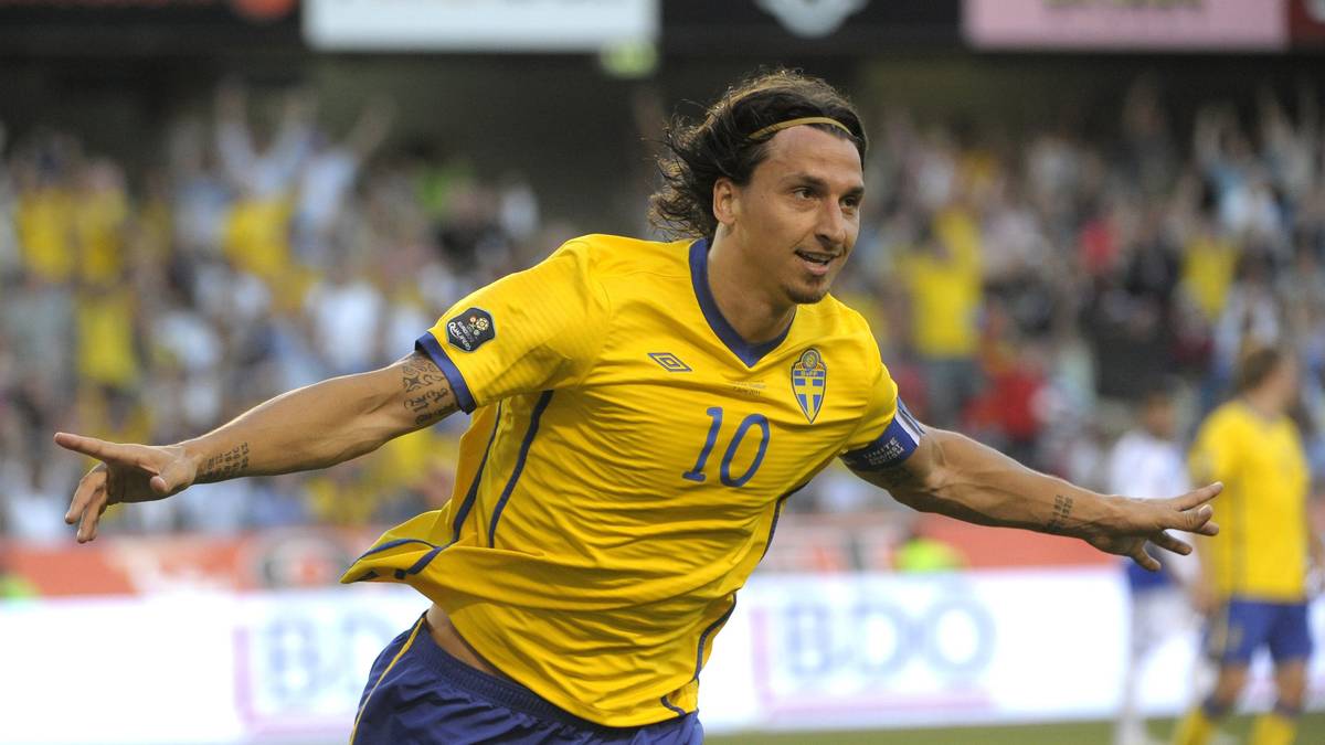 Weil die Skandinavier die WM in Südafrika verpassen und Ibrahimovic daraufhin sechs Länderspiele in Folge nicht im Kader steht, wird es ausnahmsweise etwas still um den schwedischen Superstar. Das ändert sich, als sich Ibrahimovic in der EM-Qualifikation gegen Nachbar Finnland beim 5:0 mit einem lupenreinen Hattrick zurückmeldet