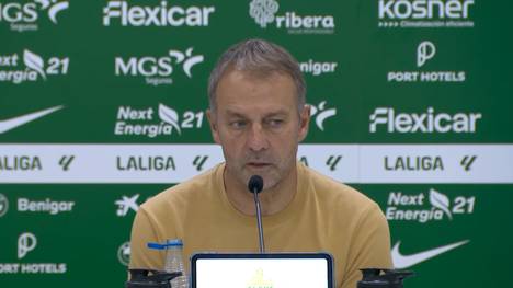Nach dem starken Liga-Auftakt gegen Elche wird Hansi Flick auf einen möglichen neuen Stürmer angesprochen. Trotz der starken Leistungen von Gordon und Adeyemi lässt der Barca-Coach die Tür für einen weiteren Transfer offen.