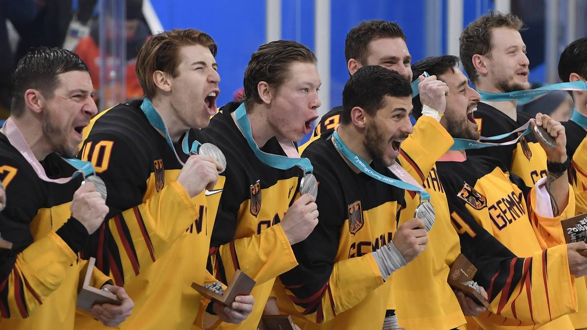 Im Finale unterliegt die Mannschaft von Bundestrainer Marco Sturm denkbar knapp in der Overtime mit 3:4. Dennoch können die Spieler stolz auf sich sein. Sie haben in Deutschland eine Eishockey-Euphorie entfacht