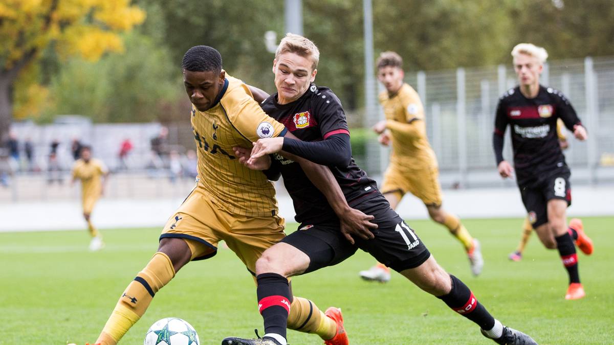 ZUGÄNGE: Tim Handwerker (rechts im Bild/Bayer Leverkusen), Jhon Cordoba (FSV Mainz 05/17 Millionen), Jannes Horn (VfL Wolfsburg/7 Millionen), Joao Queiros (SC Braga), Jorge Mere (Sporting Gijon/8,5 Millionen), Nikolas Nartey (eigene Jugend)