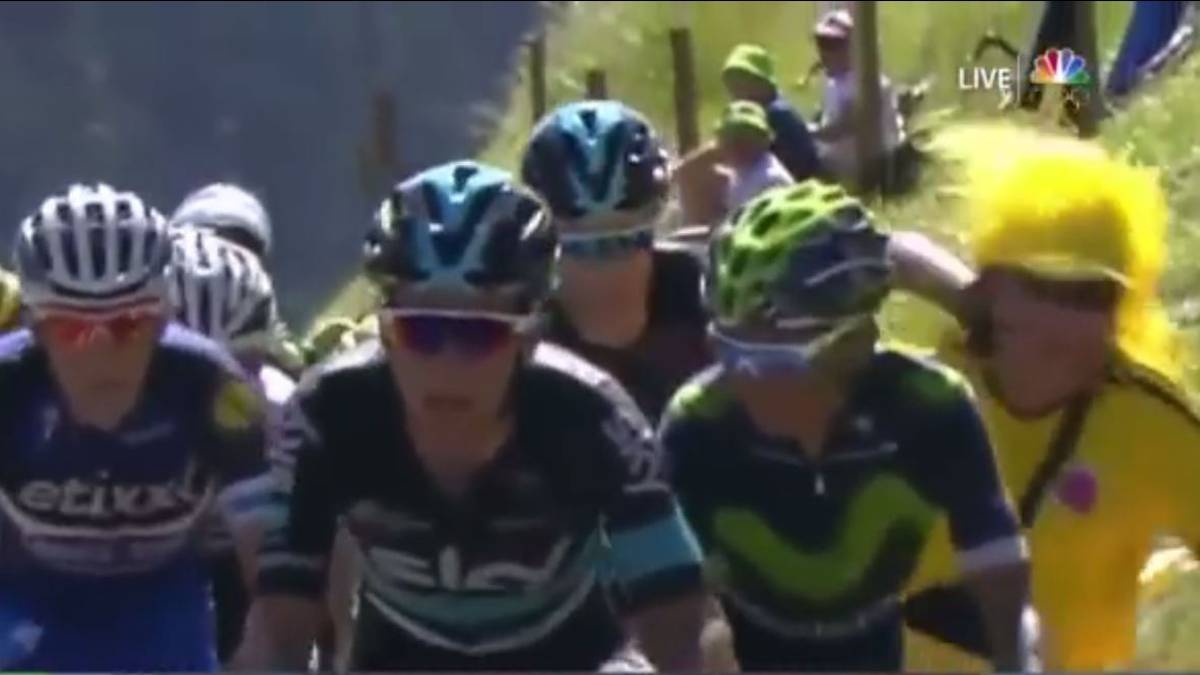 Auch die Hand des späteren Tour-Siegers Chris Froome verirrt sich 2016 an einen Ort, an den sie nicht gehört. Auf der 8. Etappe schlägt er einem kolumbianischen Fan (gelbes T-Shirt) mit der Faust ins Gesicht. Seinem ärgsten Konkurrenten um den Titel, dem Kolumbianer Nairo Quintana, dürfte es nicht gefallen haben, wie der Brite mit seinem Landsmann umging