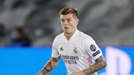 Knapp eine halbe Stunde vor Anpfiff des Viertelfinal-Rückspiels gegen den FC Liverpool telefoniert Toni Kroos mit Bruder Felix.