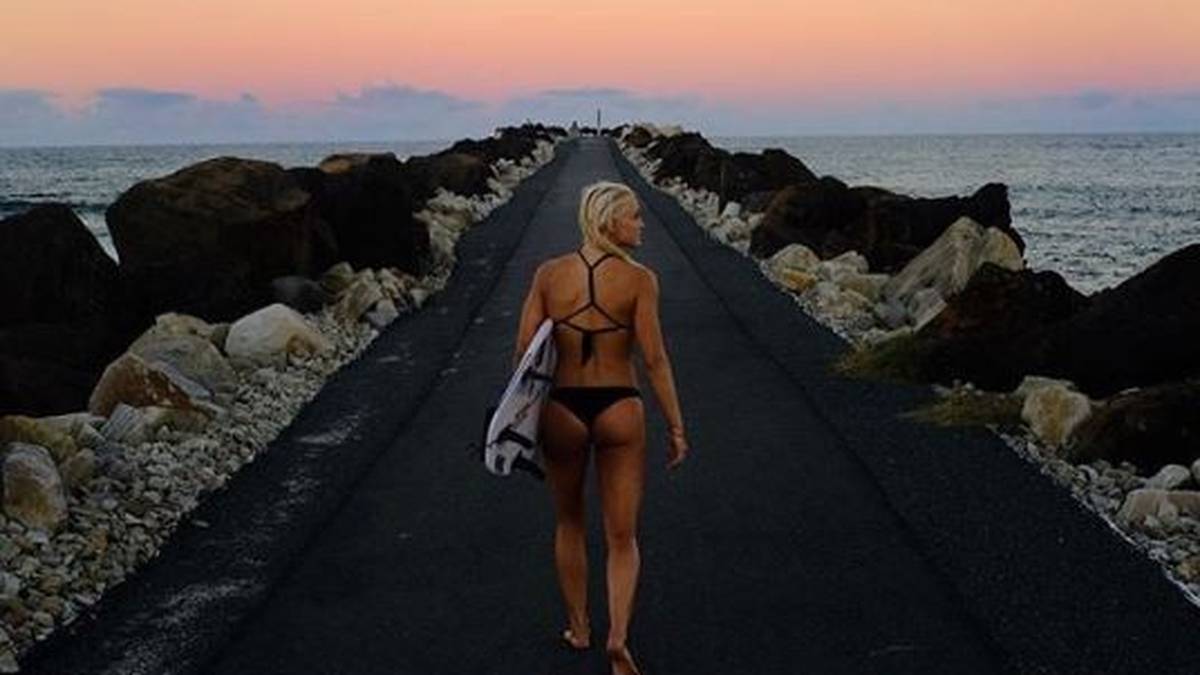 Was für ein Ausblick für Tati West. Der Weg führt direkt in den Sonnenuntergang von Miami