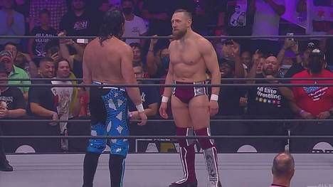 Kenny Omega (l.) und Bryan Danielson (r.) stehen sich bei AEW Dynamite Grand Slam gegenüber