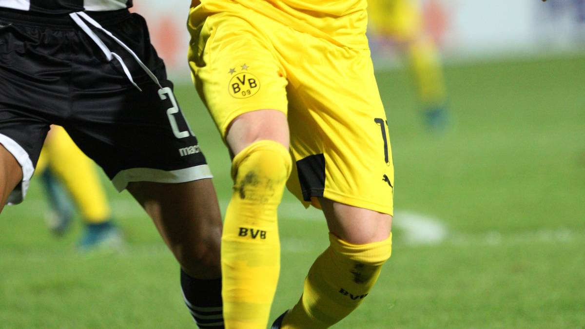 Da Pierre-Emerick Aubameyang eine Verschnaufpause erhält, stürmt Marco Reus an vorderster Front