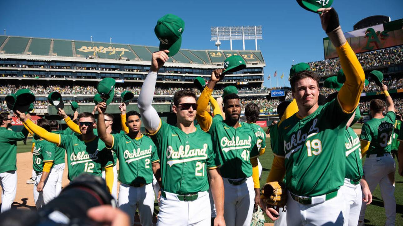 Die Athletics-Spieler zollen den 47.000 Fans ihren Dank und Respekt 
