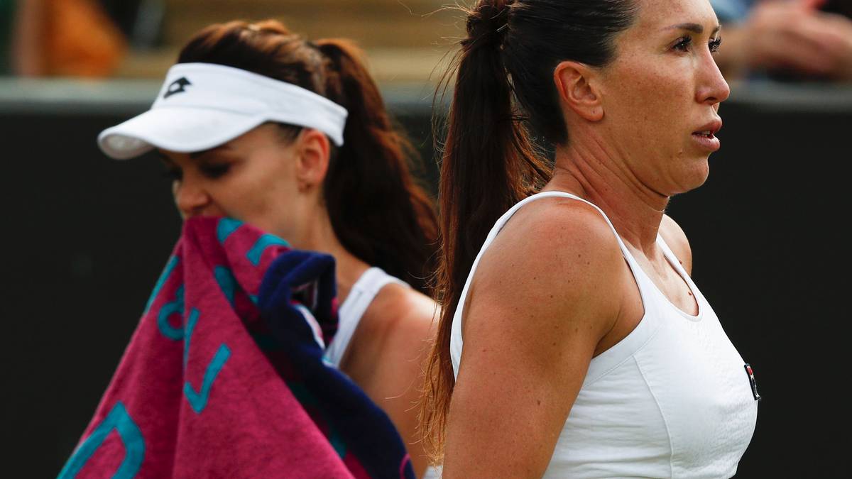 Jelena Jankovic (r.) und Agnieszka Radwanska würdigen sich beim Seitenwechsel keines Blickes