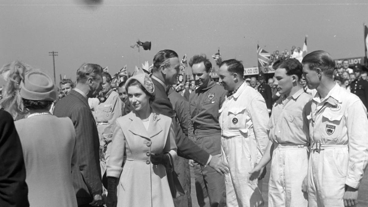 König George VI und seine Frau Elisabeth begrüßten die Rennfahrer