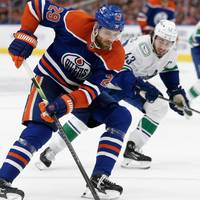 Leon Draisaitl erlebt in den NHL-Playoffs mit den Edmonton Oilers einen herben Dämpfer gegen die Vancouver Canucks - trotz eines erneuten Treffers und Assists des deutschen Eishockey-Superstars sowie einer irren Team-Statistik.
