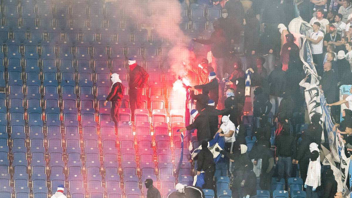 Vermummte Chaoten aus dem Rostocker Block machen sich im Sicherheitsraum zwischen den Blöcken breit