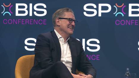 Auf der SPOBIS sind Jan-Christian Dreesen, Vorstandsvorsitzender des FC Bayern München, und Bjørn Gulden, CEO von Adidas, zu Gast. Auf der Messe sprechen sie über das Trikot des deutschen Rekordmeisters sowie über Thomas Müller in seiner Rolle als Produkttester.