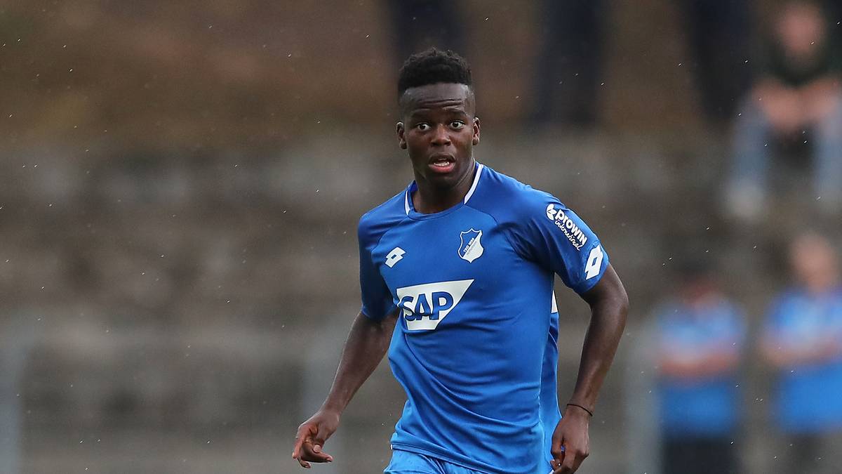 ALFONS AMADE: Der Defensivallrounder kann in der Abwehr und im Mittelfeld spielen. Der 19-Jährige ist seit der U15 für die deutschen Junioren-Nationalmannschaften am Ball. 