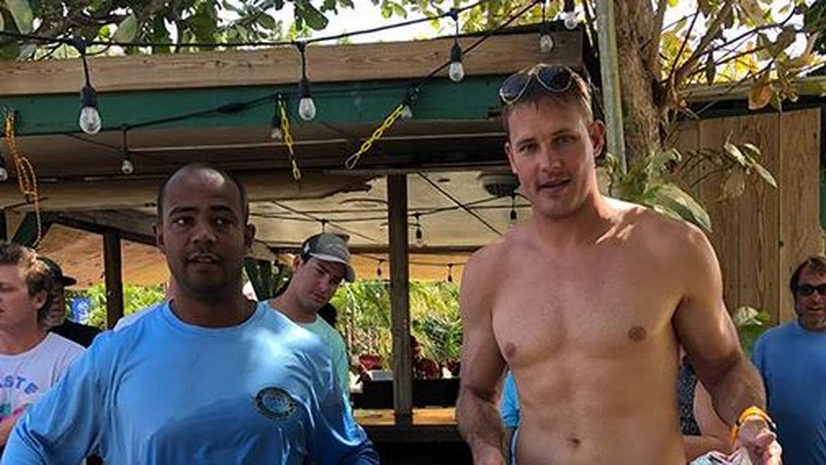 Davis (r.) ist der Bruder des amerikanischen Topmodels und der früheren Tennisspielerin Hannah Jeter. Er verdient sein Geld als Investment-Banker und stammt von den Jungferninseln. Neben seinem Job angelt er auch gern - wie man auf diesem Foto sieht