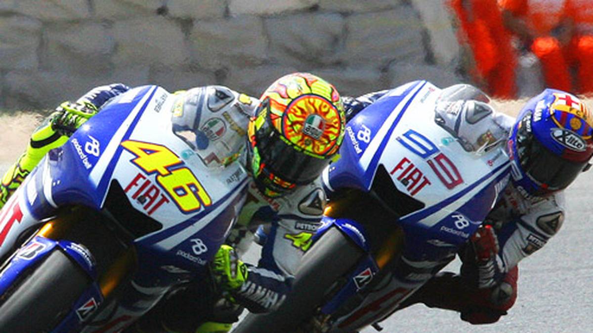 Noch heute schwärmt Rossi vom Kampf mit Teamkollege Jorge Lorenzo in Barcelona 2009: "Die letzten zwei Runden waren fantastisch. Jorge hat mich auf der Start-Ziel-Geraden überholt, aber ich konnte in Kurve eins auf der Außenbahn wieder zurück schlagen. Meiner Meinung nach war das das beste Manöver in diesem Rennen. In der nächsten Runde ging er wieder auf der Geraden an mir vorbei, aber dieses Mal konnte ich nicht kontern. Ich habe ihn dann in Kurve vier überholt, doch er war sofort wieder vor mir. So sind wir dann zur letzten Kurve gekommen". Dort schiebt sich Rossi an Lorenzo vorbei und holt den Sieg
                  