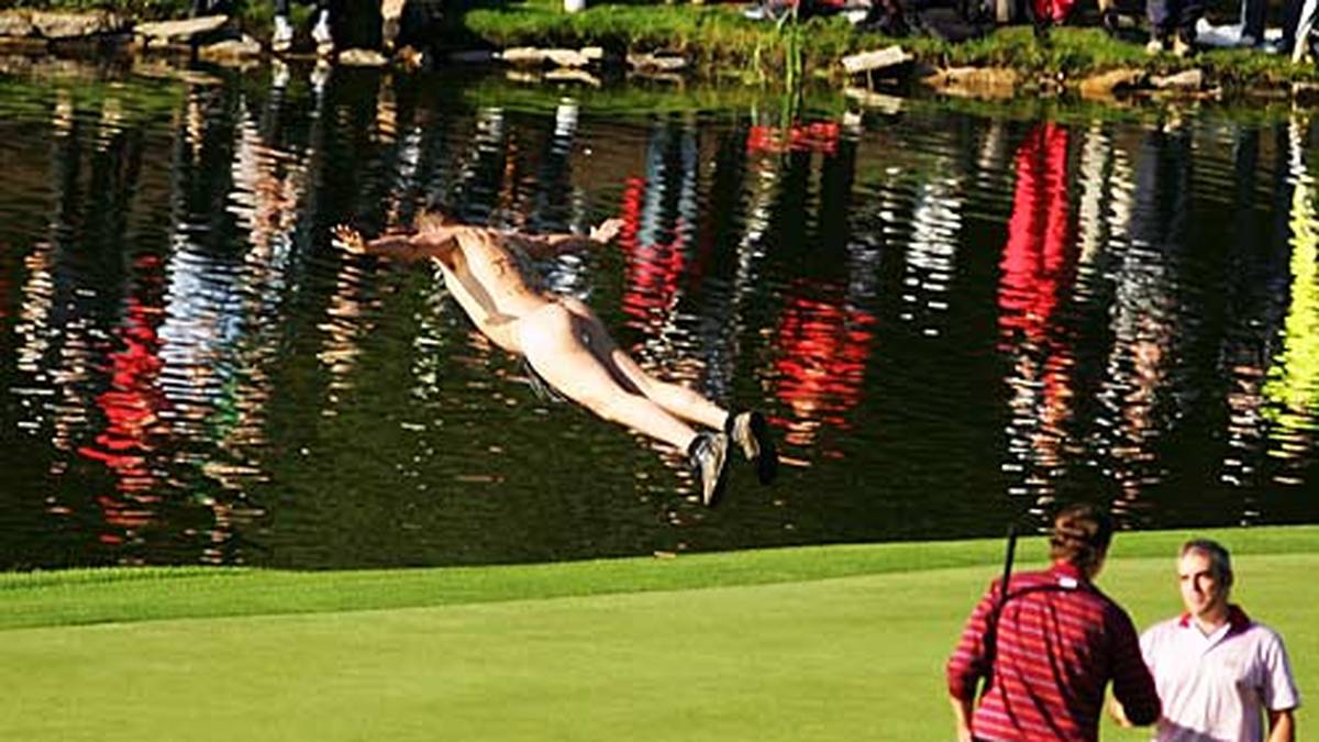 Beim Ryder Cup 2006 in Irland verschafft sich dieser Flitzer eine Abkühlung im Wasserhindernis