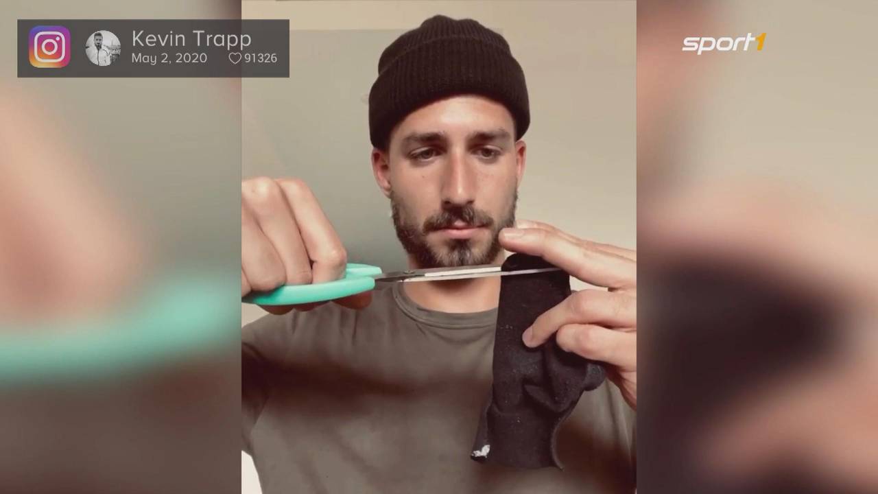 Eintracht-Torwart Kevin Trapp bastelt sich aus einer Socke eine Corona-Maske