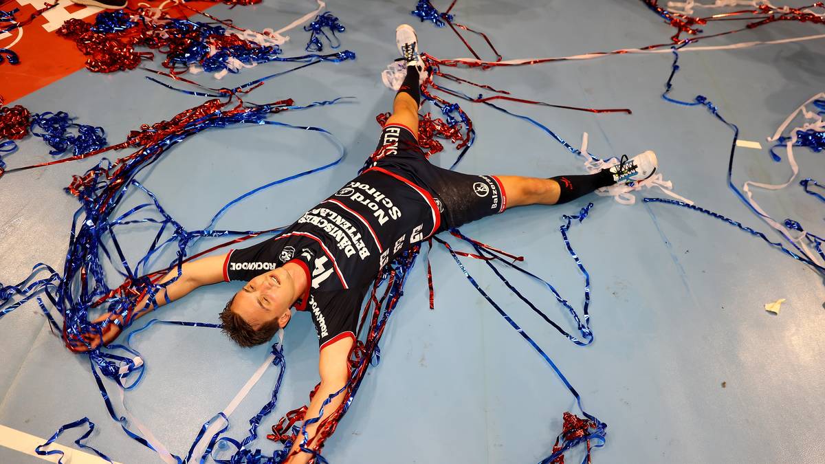 Mit einem denkbar knappen 22:21-Sieg bringen die Flensburger ihren Mini-Vorsprung ins Ziel. Hampus Wanne liegt nach dem Erfolg erschöpft im Glitter-Regen